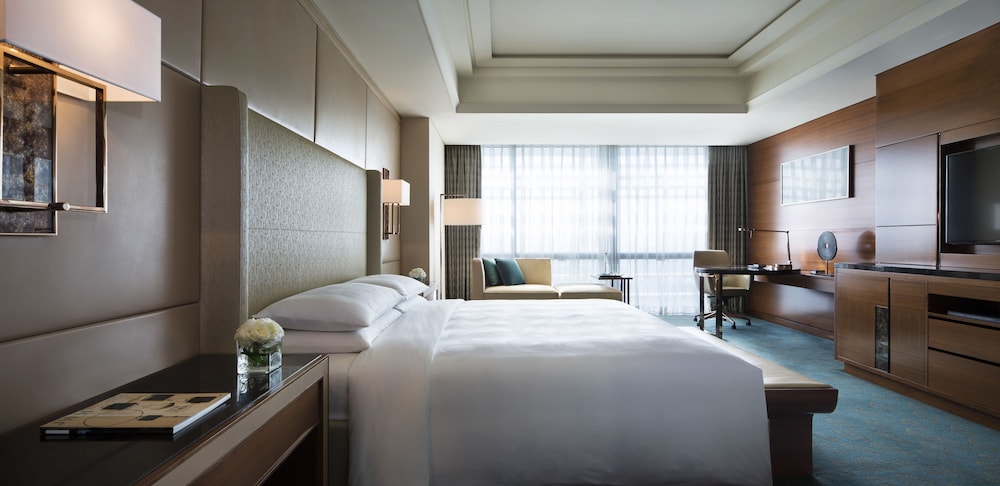 Deluxe Room, 1 King Bed photo 3
