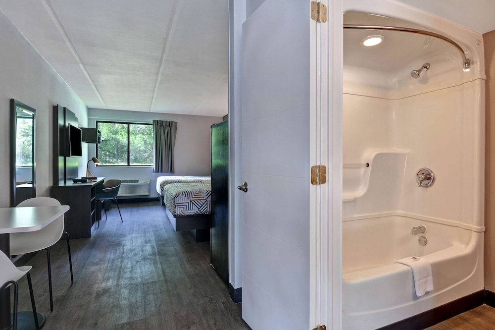 Deluxe Room, 1 King Bed, Non Smoking photo 3