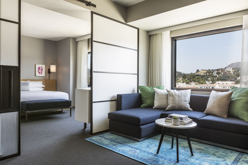 Suite, 1 King Bed with Sofa bed (Everly)