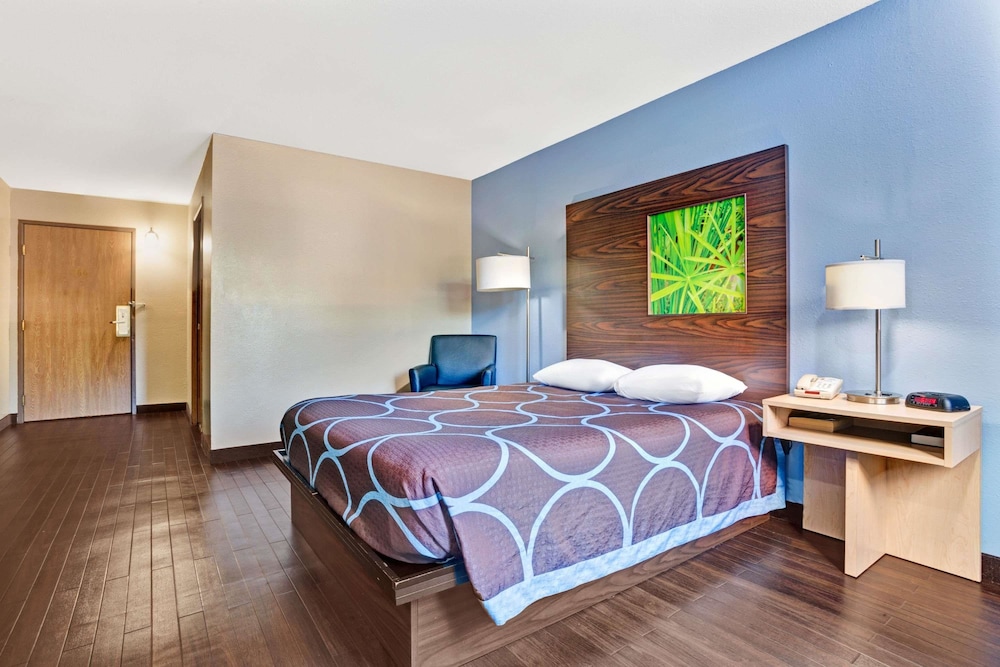 Comfortable, 1 Queen Bed - Photo 2