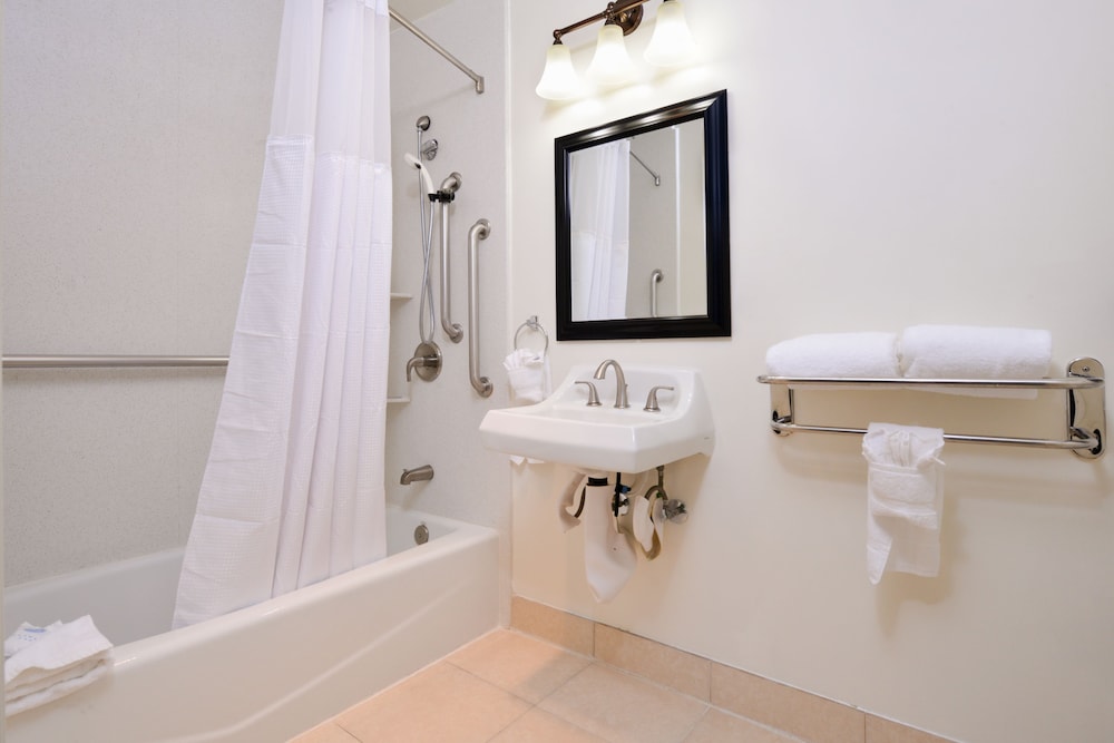Standard Room, 1 King Bed, Accessible, Bathtub thumbnail 5