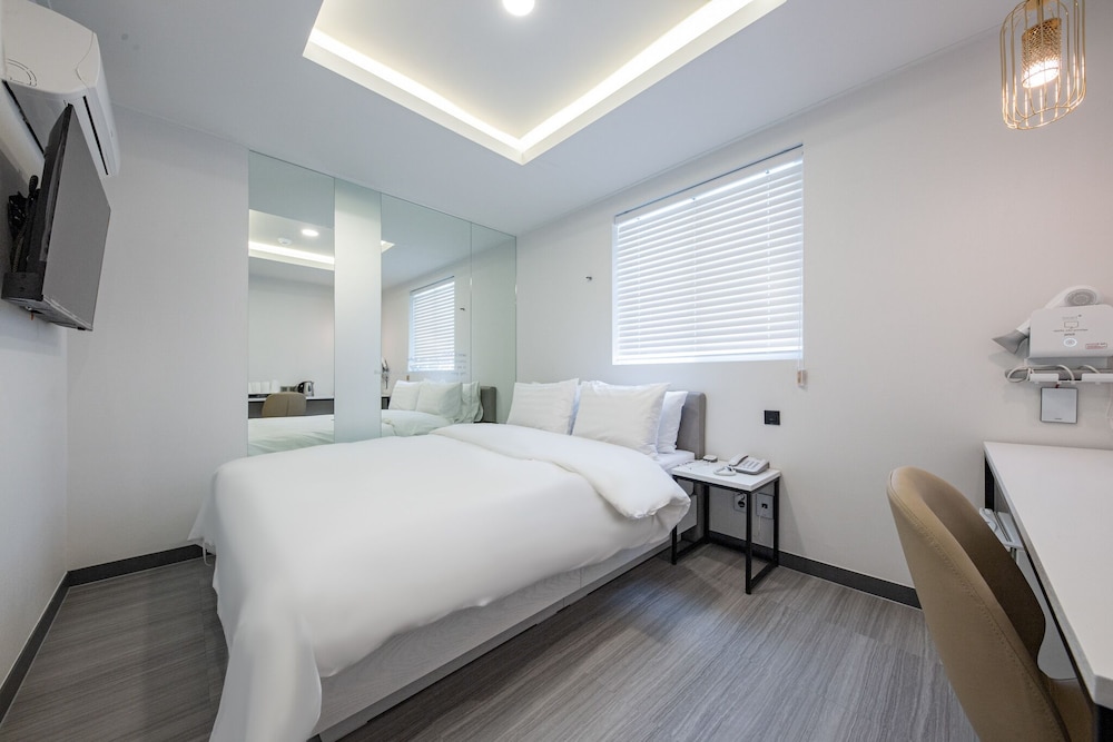 Standard / Free Ramyeon, Netflix, Free Laundry & Dry, Free Amenities - Photo 4