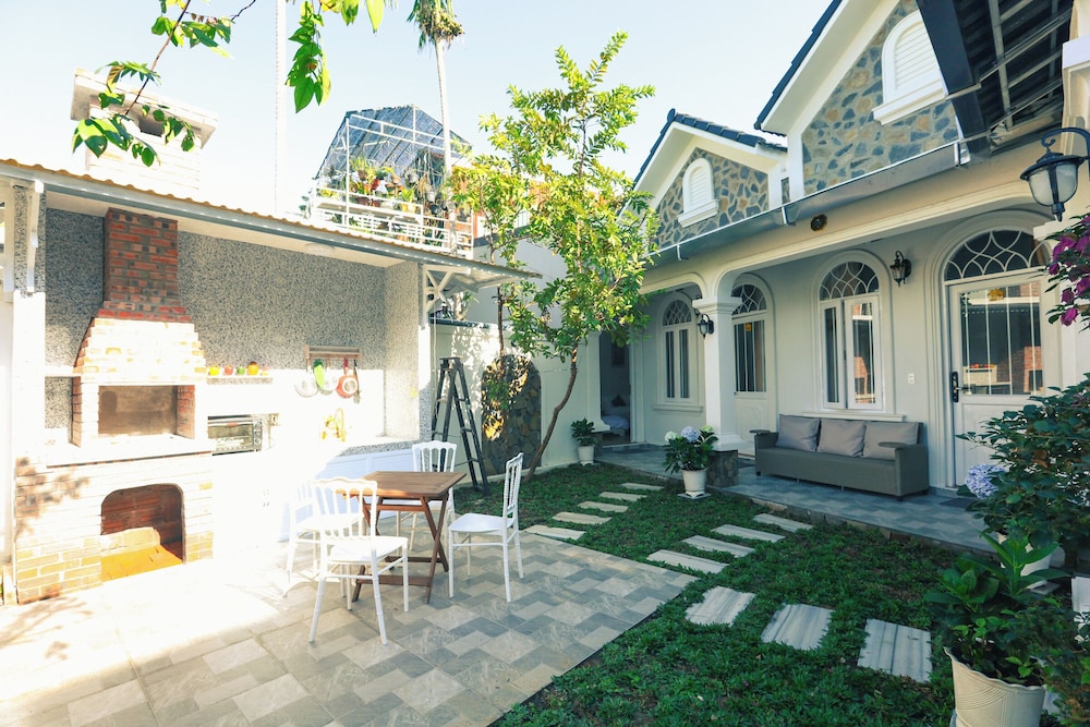 Family Room, Air conditioning, Courtyard View photo 3