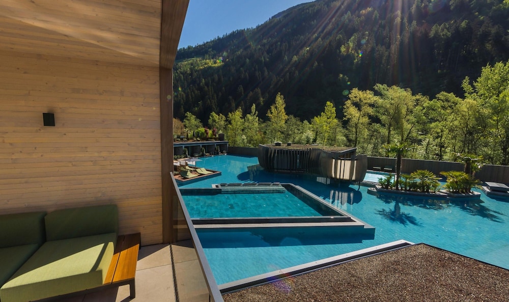 Superior Suite, 1 King Bed, Mountain View, Poolside photo 2