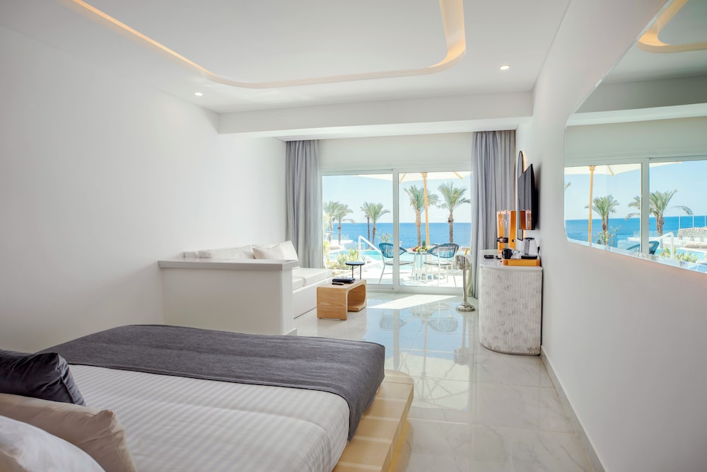 Junior Swim-Up Suite (Posh Club) - Photo 4
