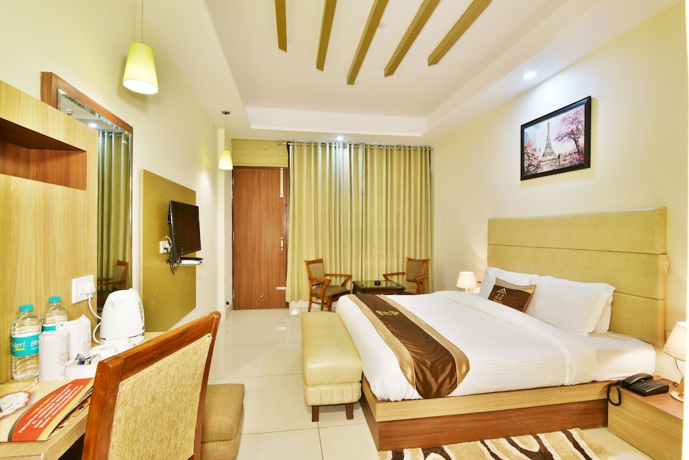 Deluxe Room, 1 Queen Bed, Non Smoking photo 2