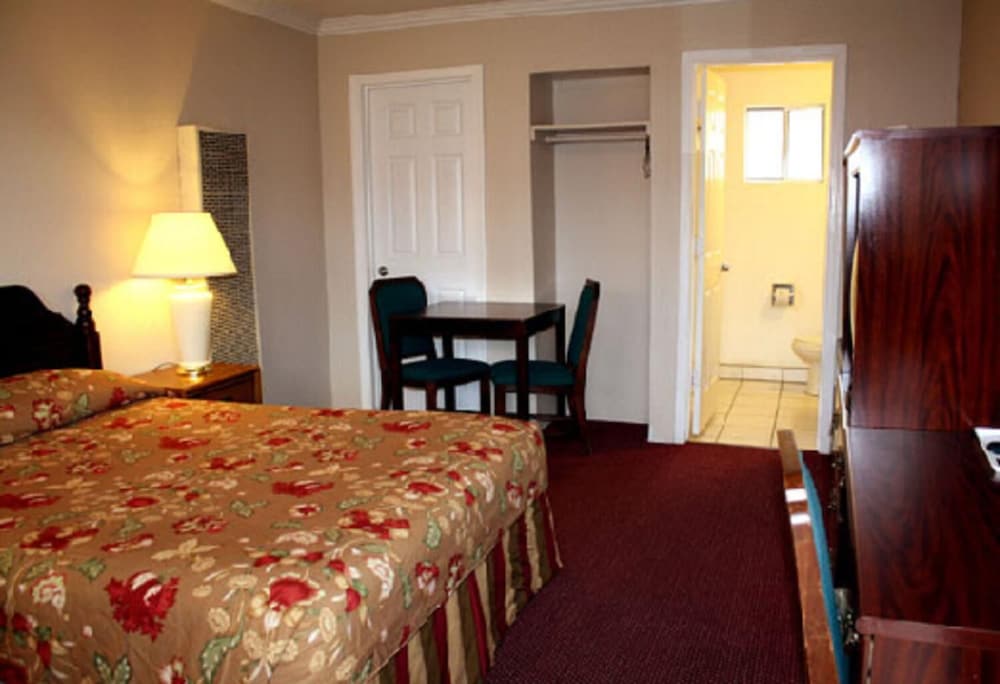 Standard Room, 1 Queen Bed, Non Smoking - Photo 1