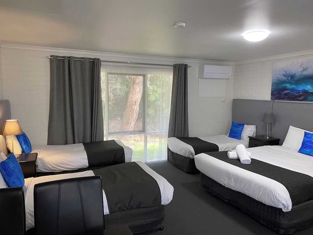 Large Family Suite (Double and 3 Singles) photo 1