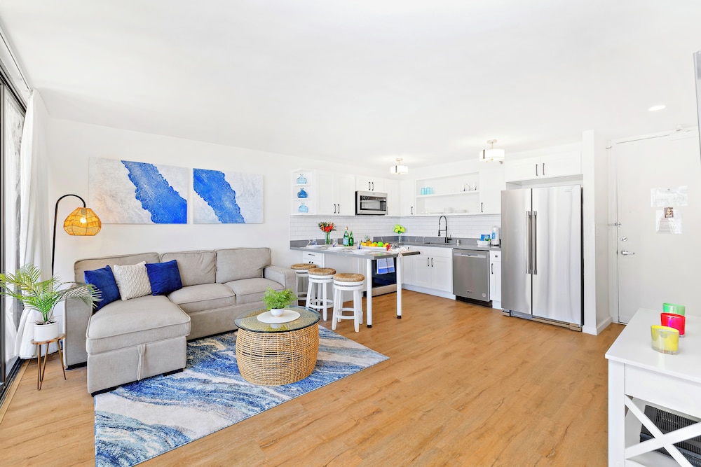 Premium Remodeled Condo with Ocean View and Parking: Premium Apartment, 1 King Bed, Air conditioning, Ocean View (0119) photo