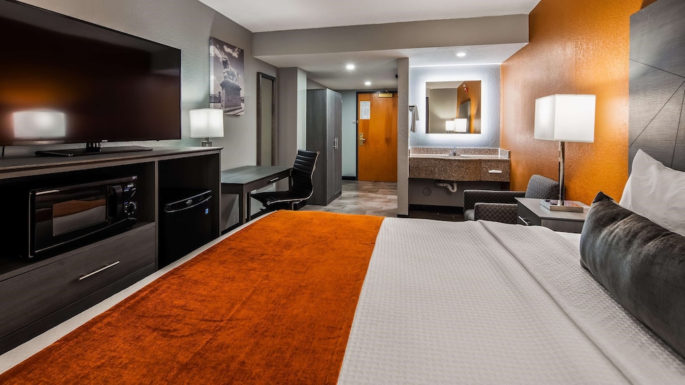 Standard Room, 1 King Bed, Non Smoking, Refrigerator & Microwave (Shower Only) - Photo 2