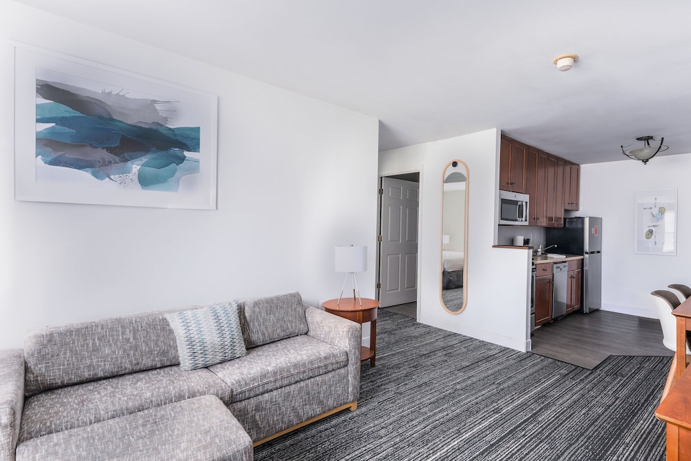 Suite, 2 Bedrooms - Photo 3