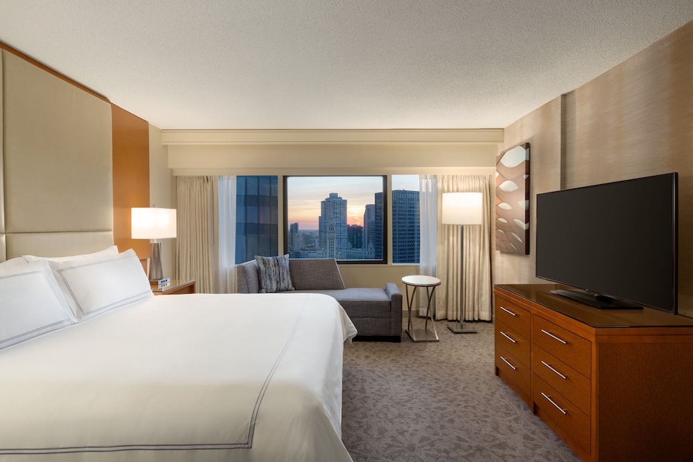 Executive Suite, 1 King Bed, City View - Photo 1