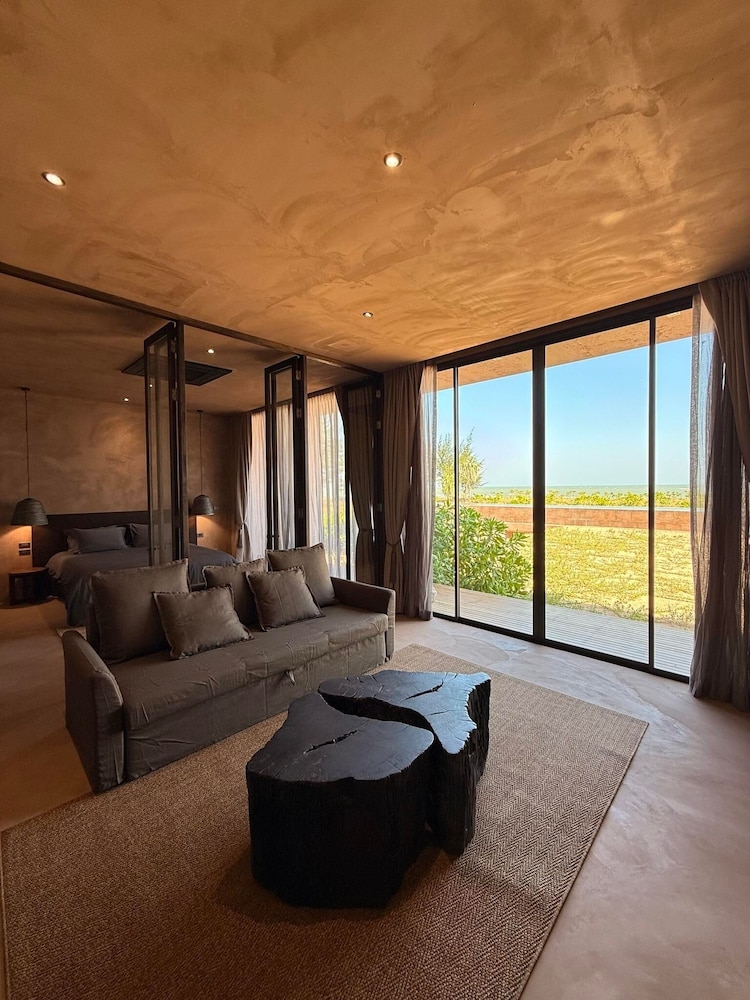 Suite, Sea View