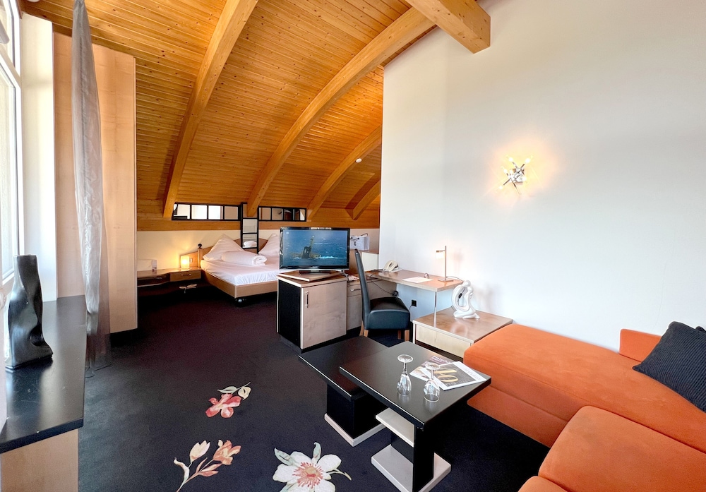 Deluxe Studio Suite, 1 Double Bed, Non Smoking, Valley View photo 2