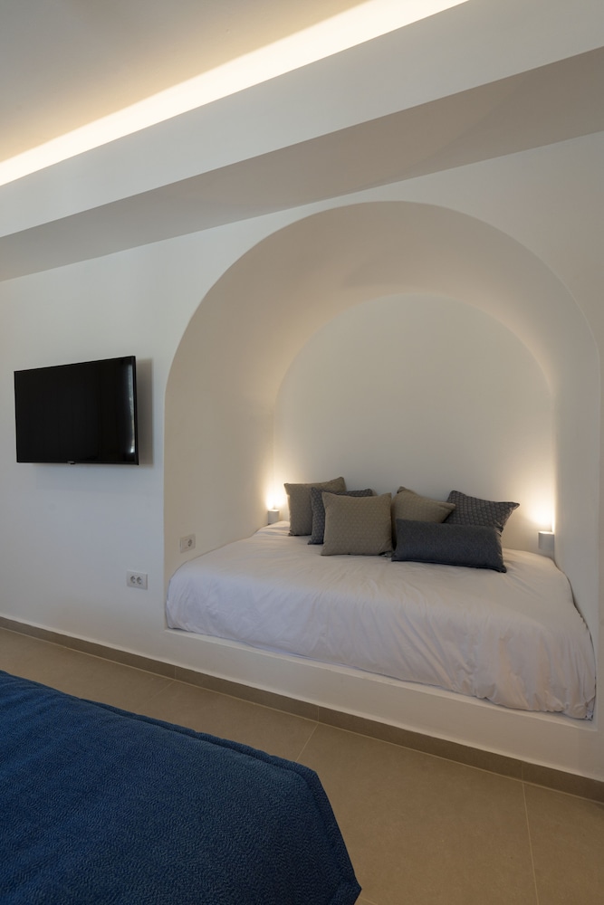 Luxury Triple Room, Balcony, Partial Ocean View