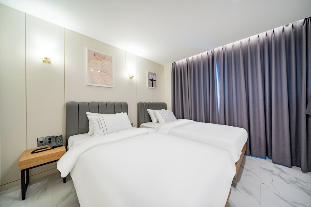 Luxury Studio Suite, Multiple Beds, Non Smoking, Private Bathroom
