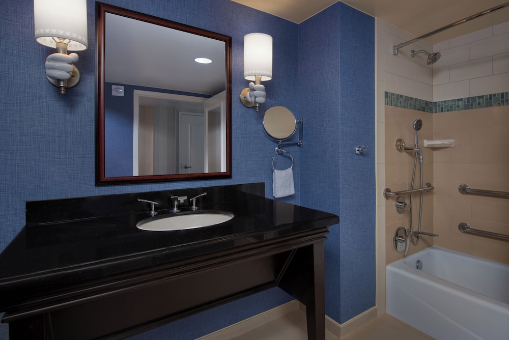 Premium View - Wheelchair Accessible Tub Option for Hearing Accessible 2 Queen Beds - Photo 4
