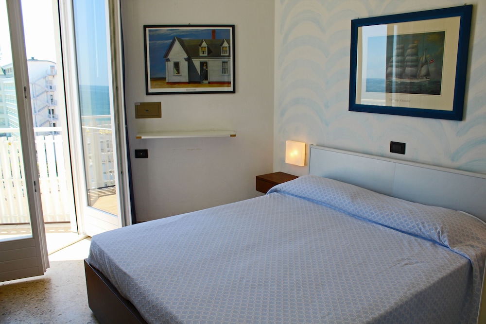 Classic Double or Twin Room, Sea View photo 3