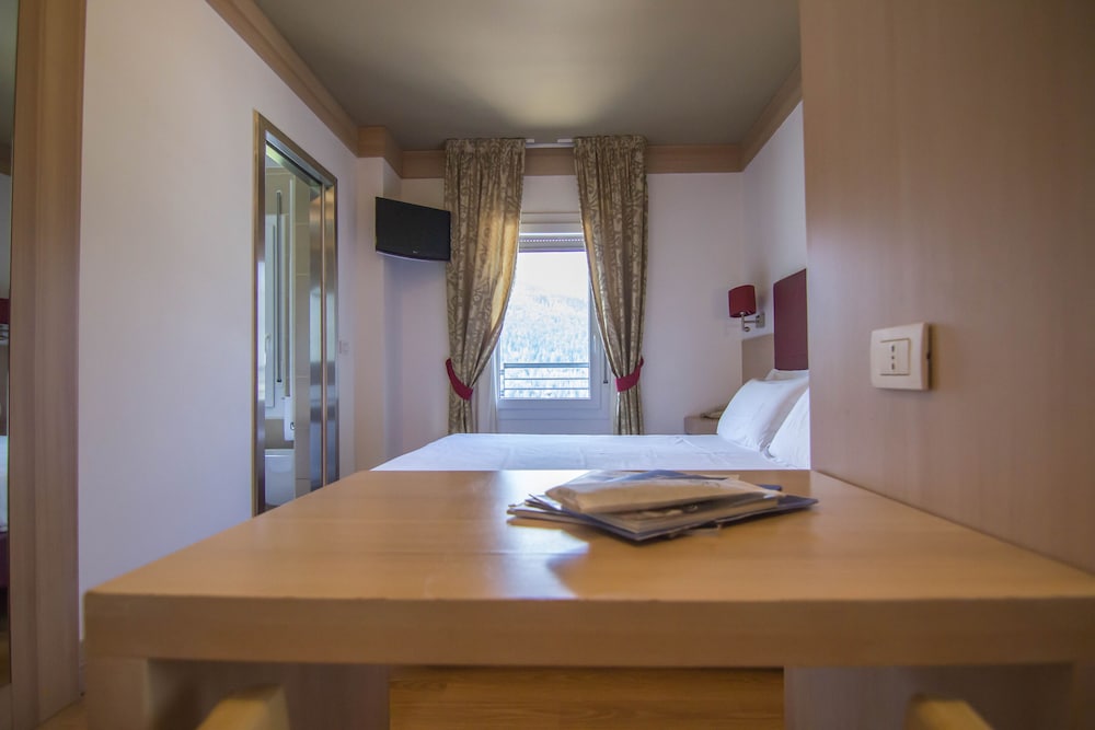 Classic Quadruple Room (with Spa Access) - Photo 2
