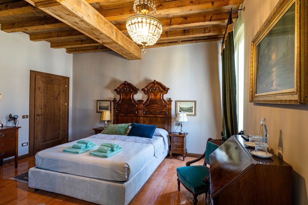 Dante room photo 2