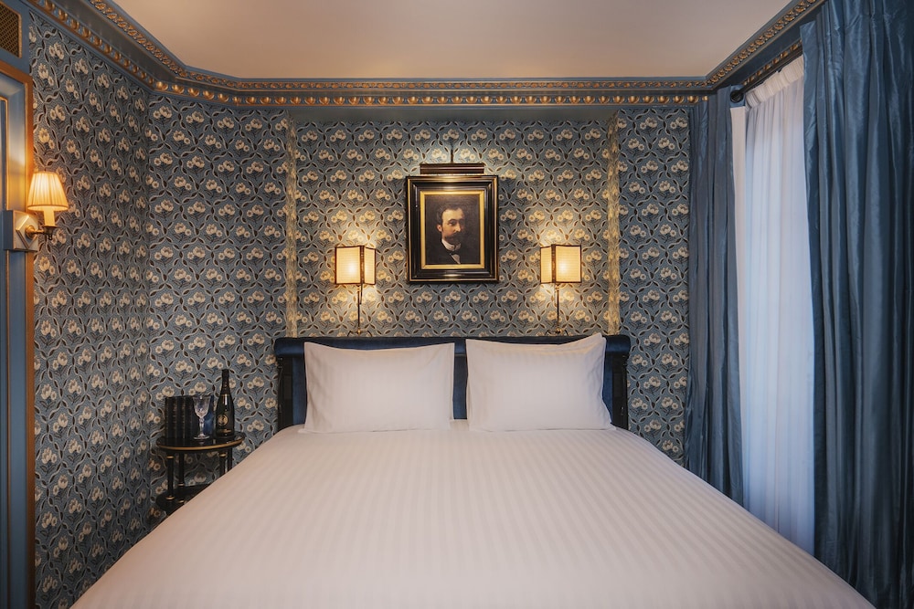 Deluxe Room thumbnail 6