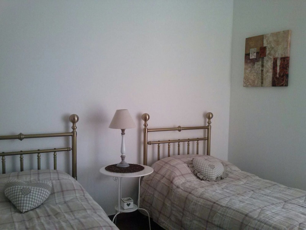 Twin Room, 2 Twin Beds, Shared Bathroom photo 2
