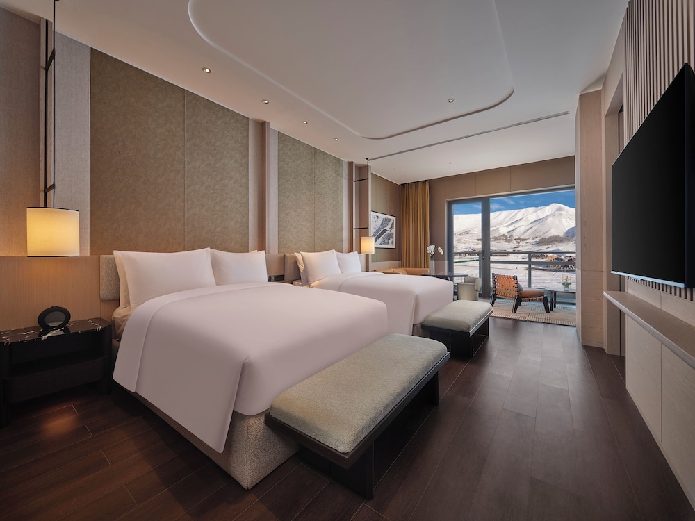 Deluxe Room, 2 Queen Beds, Hill View
