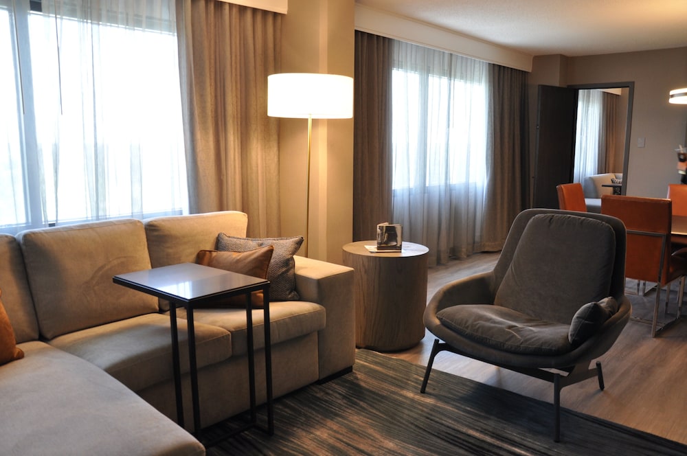 Room, 1 King Bed (Mobility/Hearing Access, Roll-in Shwr) - Photo 4
