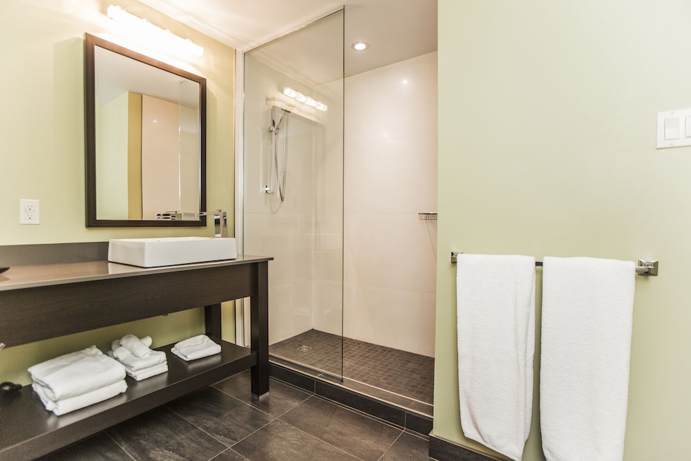Aqua room with 1 king bed, river view - Photo 7