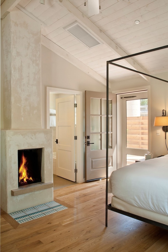 Deluxe Room, 1 King Bed with Sofa bed photo 2
