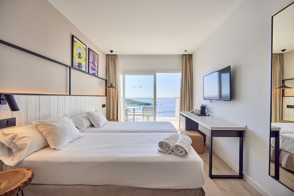 Standard Twin Room, Balcony 1 thumbnail 5