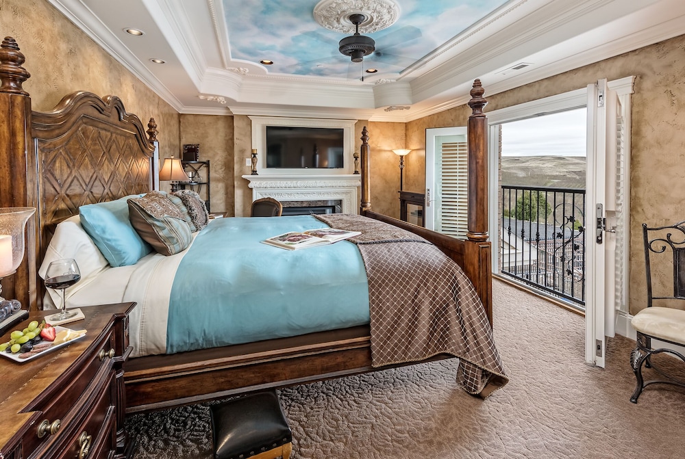 Luxury Suite, 1 King Bed, Jetted Tub, River View (Italian Decor) photo 1