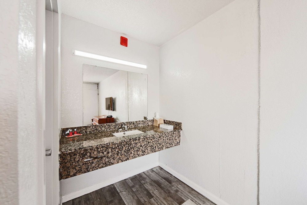 Standard Room, 1 Queen Bed, Smoking - Photo 13