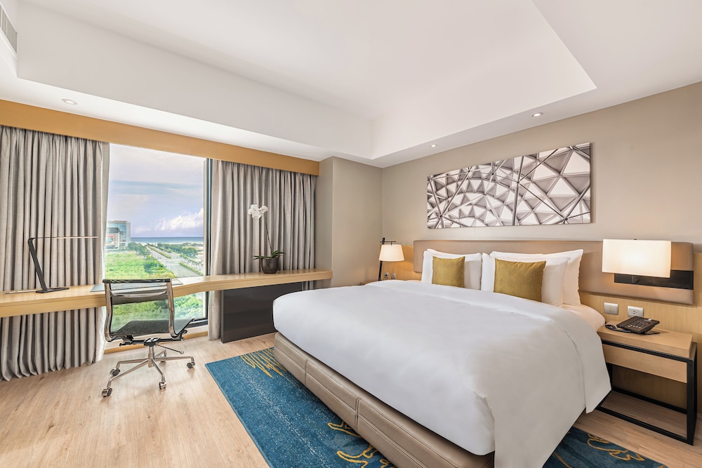 One-Bedroom Suite with 1 King Bed and Club Access
