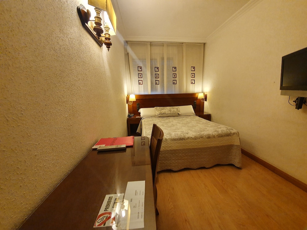 Habitacion doble pequeña de matrimonio. photo 2