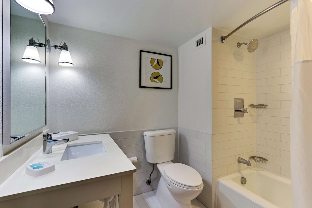 Suite, 1 King Bed With Sofa Bed, Refrigerator & Microwave (2 Rooms) photo 3