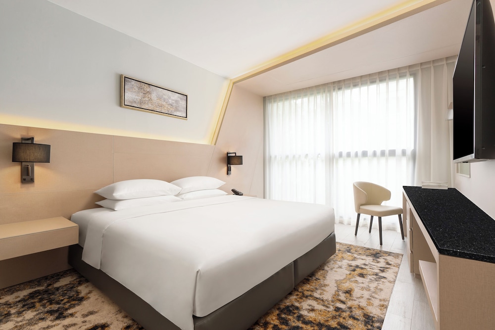 Suite, 1 King Bed with Sofa bed photo 1