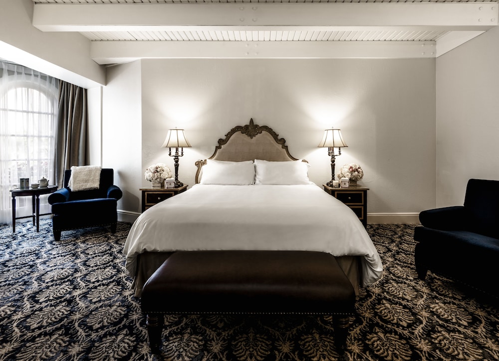 Deluxe Room, 1 Queen Bed, Accessible Bathtub - Photo 1