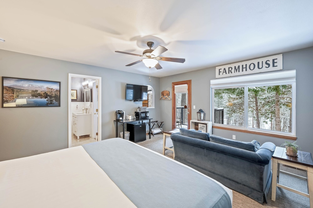 Shenandoah, 1 King Bed, Jetted Tub, River View, Balcony (No Pets) photo 1