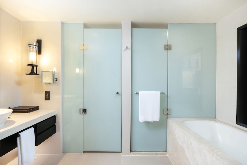 Regency, Executive Suite - Photo 4