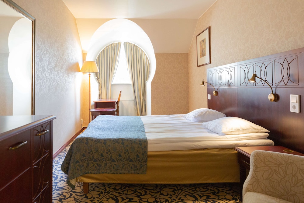 Superior Room, 1 Queen Bed (Castle) photo 2