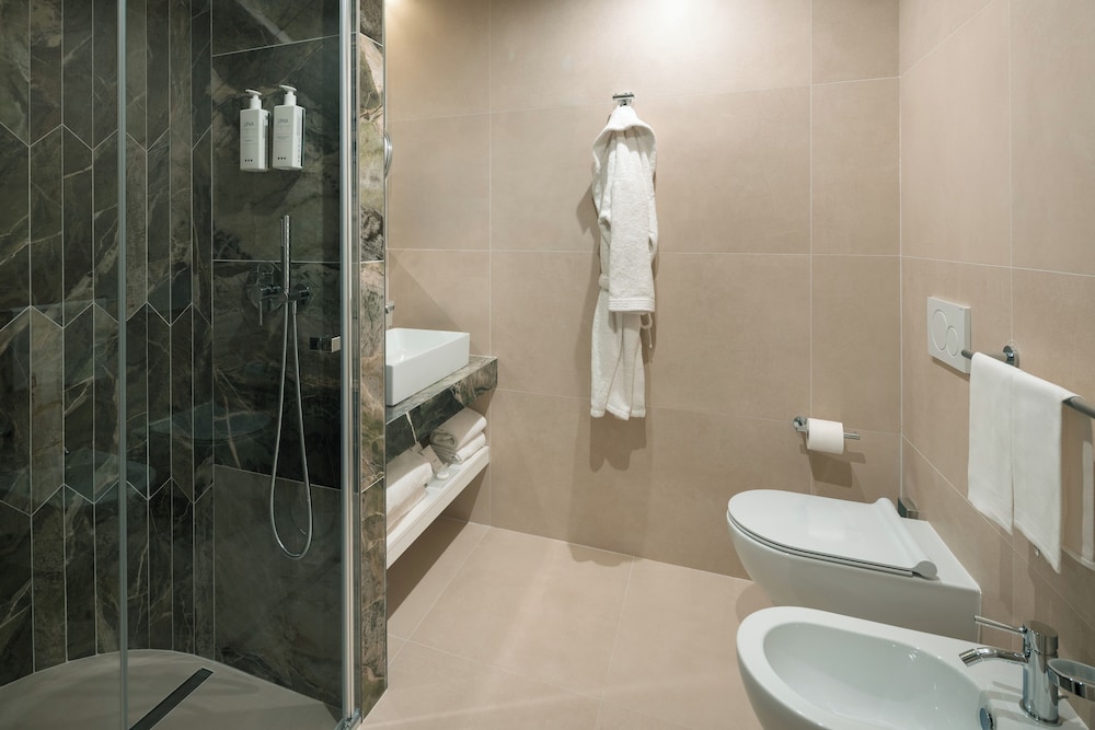Deluxe Room - Photo 10