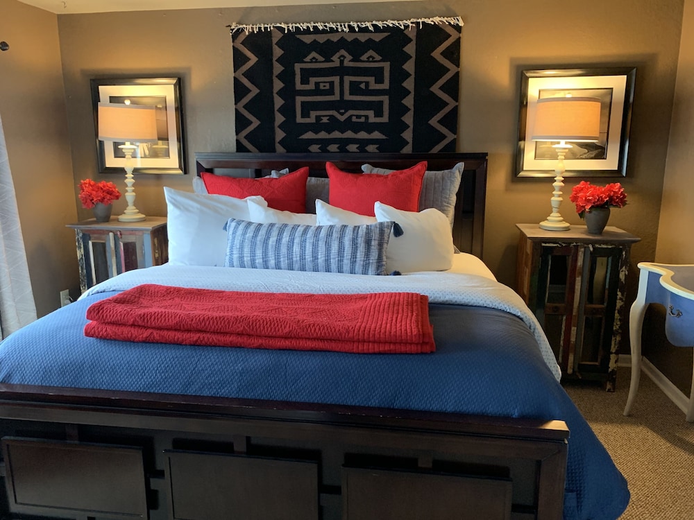 Deluxe Studio Suite, 1 King Bed, Ocean View, Beachfront photo 2