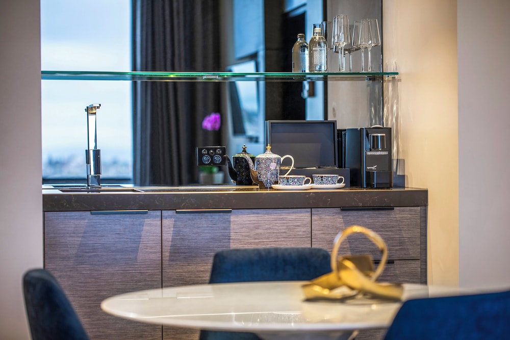 Suite, 1 Bedroom, River View - Photo 9