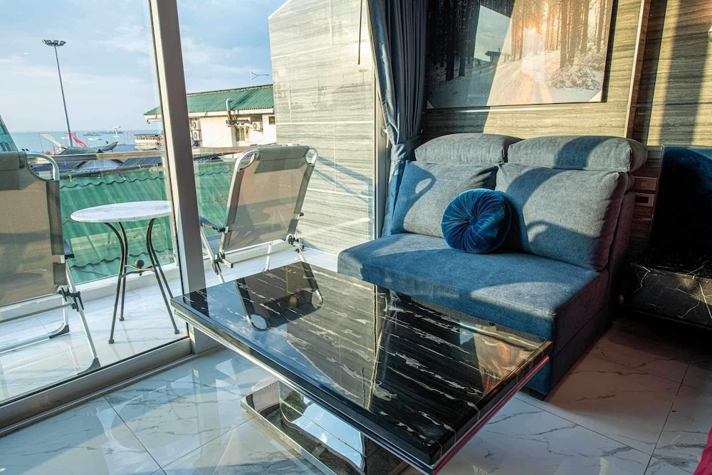 Junior Suite, 1 King Bed, Non Smoking, Balcony - Photo 4