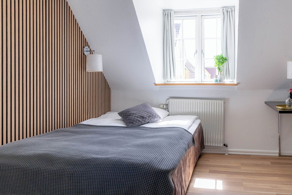 Classic Room, 1 King Bed photo 3