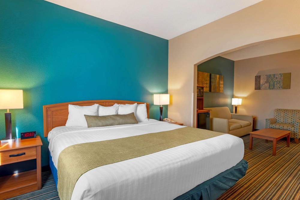 Suite, 1 King Bed, Non Smoking, Refrigerator & Microwave (Oversized Room;with Sofabed) - Photo 2