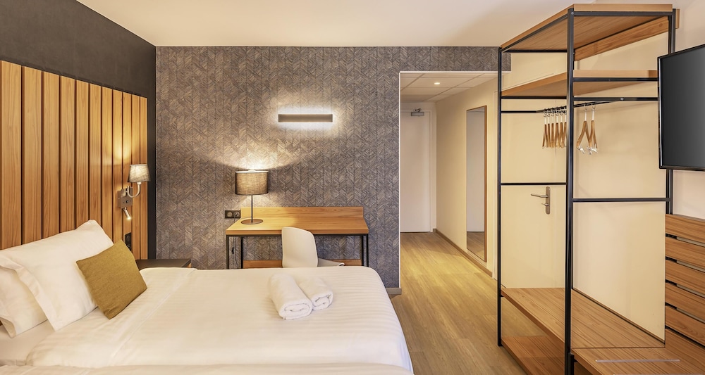 Comfort Room, 1 King Bed, Non Smoking (Shower Only) - Photo 3