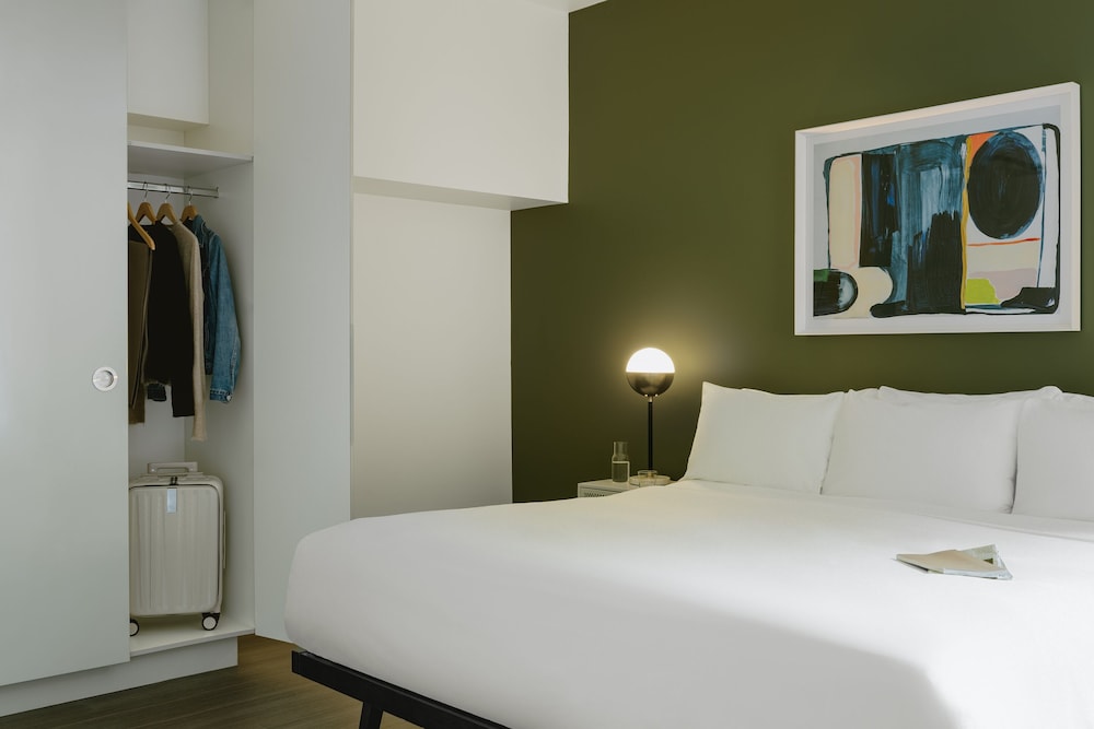 Suite, 1 King Bed With Sofa Bed photo 3