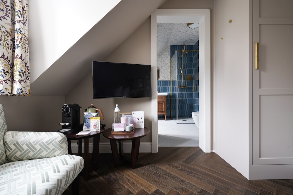 Medium Room photo 2